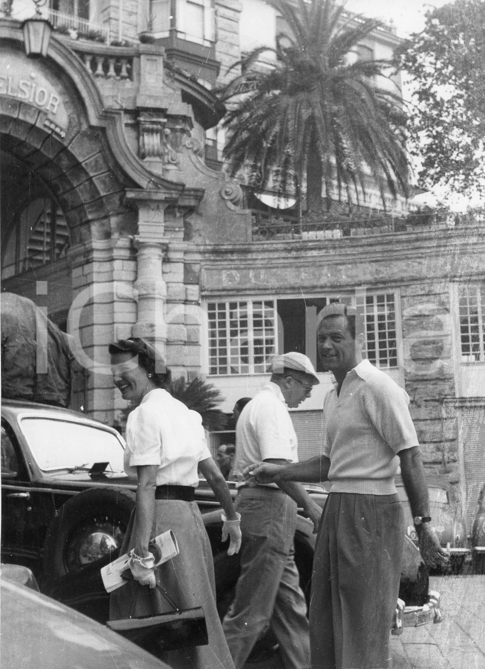 1952 RAPALLO Hotel Excelsior - William HOLDEN e la moglie Brenda MARSHALL (21) 1952Fotografia originale d'epoca.Timbro archivio Publifoto Genova al verso.FORMATO: 18x24 cm CONDIZIONI: FAIR (lievi increspature marginali e minimi difetti di stampa)ICHARTA mette in vendita le stampe vintage della collezione Publifoto Genova, per la maggior parte inedita o in tiratura di pochi esemplari. Si tratta di un'ottima opportunit&agrave; di investimento per i collezionisti di fotografie d'epoca.    originale e autentica 1