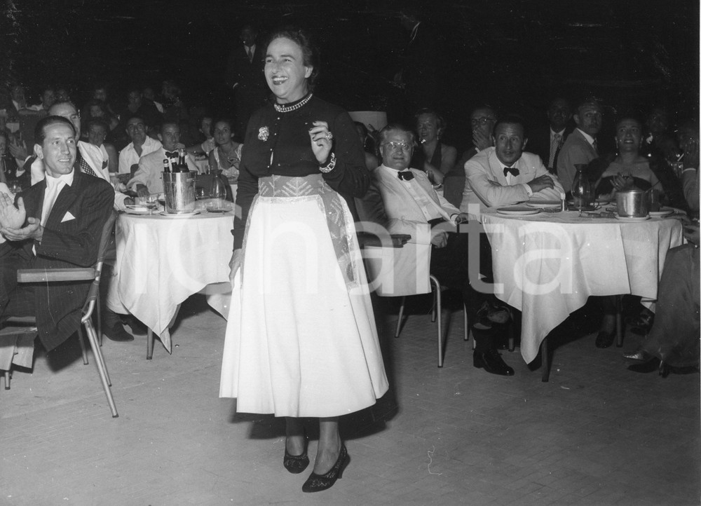 1952 SANTA MARGHERITA LIGURE Serata danzante - "Barracuda d'oro" (7) Foto 24x18 1952Fotografia vintage rara d'epoca.Timbro archivio Publifoto Genova al verso.FORMATO: 24x18 cm CONDIZIONI: G (minimi difetti di stampa)ICHARTA mette in vendita le stampe vintage della collezione Publifoto Genova, per la maggior parte inedita o in tiratura di pochi esemplari. Si tratta di un'ottima opportunit&agrave; di investimento per i collezionisti di fotografie d'epoca.    originale e autentica 1
