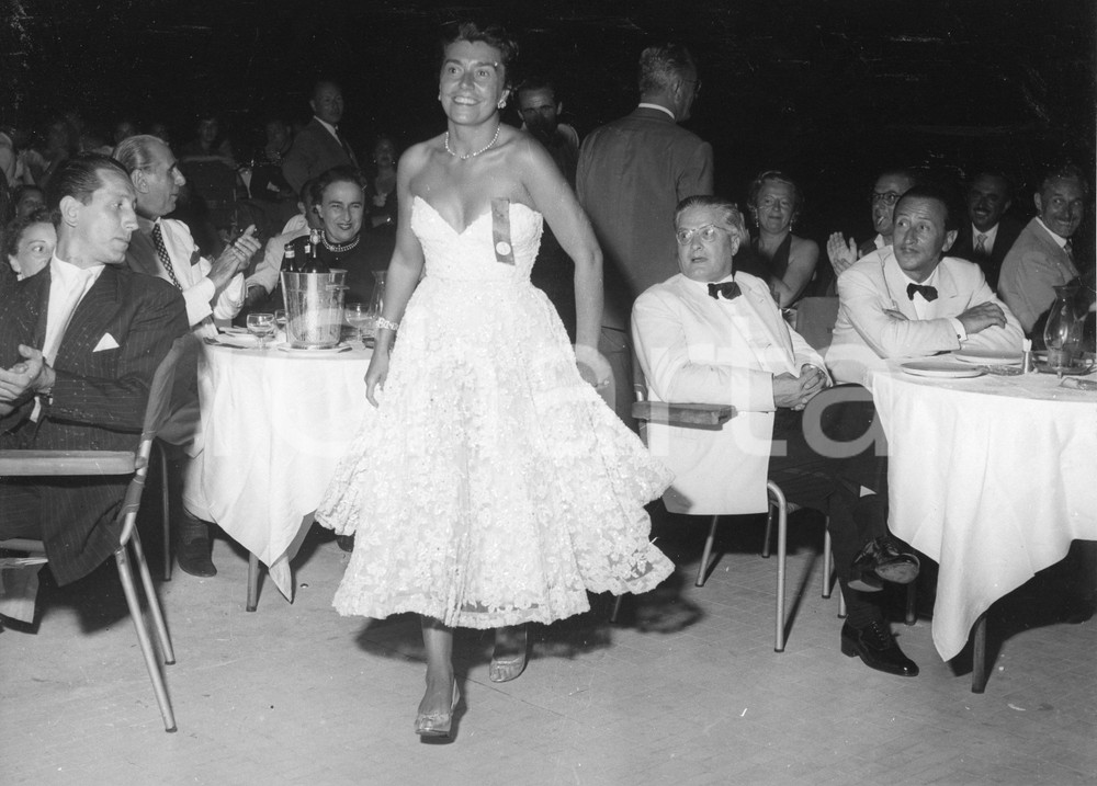 1952 SANTA MARGHERITA LIGURE Serata danzante - "Barracuda d'oro" (8) Foto 24x18 1952Fotografia vintage rara d'epoca.Timbro archivio Publifoto Genova al verso.FORMATO: 24x18 cm CONDIZIONI: FAIR (lievi increspature marginali e minimi difetti di stampa)ICHARTA mette in vendita le stampe vintage della collezione Publifoto Genova, per la maggior parte inedita o in tiratura di pochi esemplari. Si tratta di un'ottima opportunit&agrave; di investimento per i collezionisti di fotografie d'epoca.    originale e autentica 1