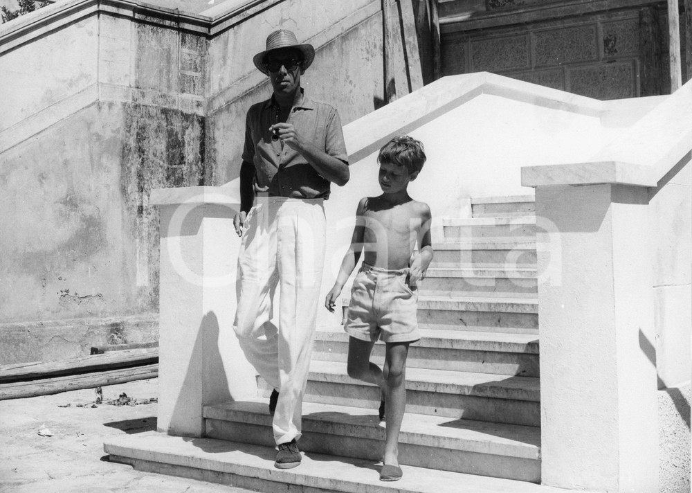 1952 RAPALLO Rex HARRISON con il figlio Carey alla stazione ferroviaria - Foto Luglio 1952Fotografia originale d'epoca.Timbro archivio Publifoto Genova al verso.FORMATO: 24x18 cm CONDIZIONI: FAIR (lievi increspature marginali e minimi difetti di stampa)ICHARTA mette in vendita le stampe vintage della collezione Publifoto Genova, per la maggior parte inedita o in tiratura di pochi esemplari. Si tratta di un'ottima opportunit&agrave; di investimento per i collezionisti di fotografie d'epoca.    originale e autentica 1