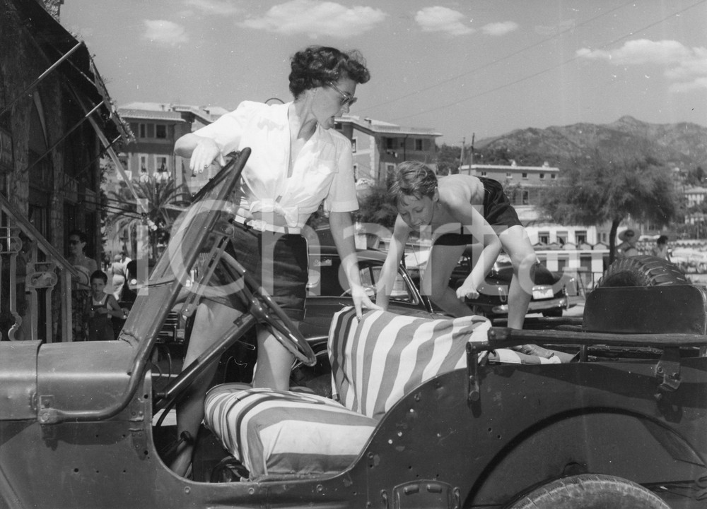1952 SANTA MARGHERITA LIGURE Lilli PALMER con il figlio Carey HARRISON - Foto Luglio 1952Fotografia originale d'epoca.Timbro archivio Publifoto Genova al verso.FORMATO: 24x18 cm CONDIZIONI: FAIR (lievi increspature marginali e minimi difetti di stampa)ICHARTA mette in vendita le stampe vintage della collezione Publifoto Genova, per la maggior parte inedita o in tiratura di pochi esemplari. Si tratta di un'ottima opportunit&agrave; di investimento per i collezionisti di fotografie d'epoca.    originale e autentica 1