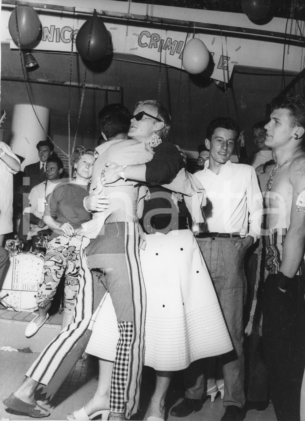 1953 SANTA MARGHERITA LIGURE "Barracuda" - Festa danzante "Tutti matti" (1) Foto 1953Fotografia vintage rara d'epoca.Timbro archivio Publifoto Genova al verso.FORMATO: 18x24 cm CONDIZIONI: FAIR (increspature al margine superiore e minimi difetti di stampa)ICHARTA mette in vendita le stampe vintage della collezione Publifoto Genova, per la maggior parte inedita o in tiratura di pochi esemplari. Si tratta di un'ottima opportunit&agrave; di investimento per i collezionisti di fotografie d'epoca.    originale e autentica 1