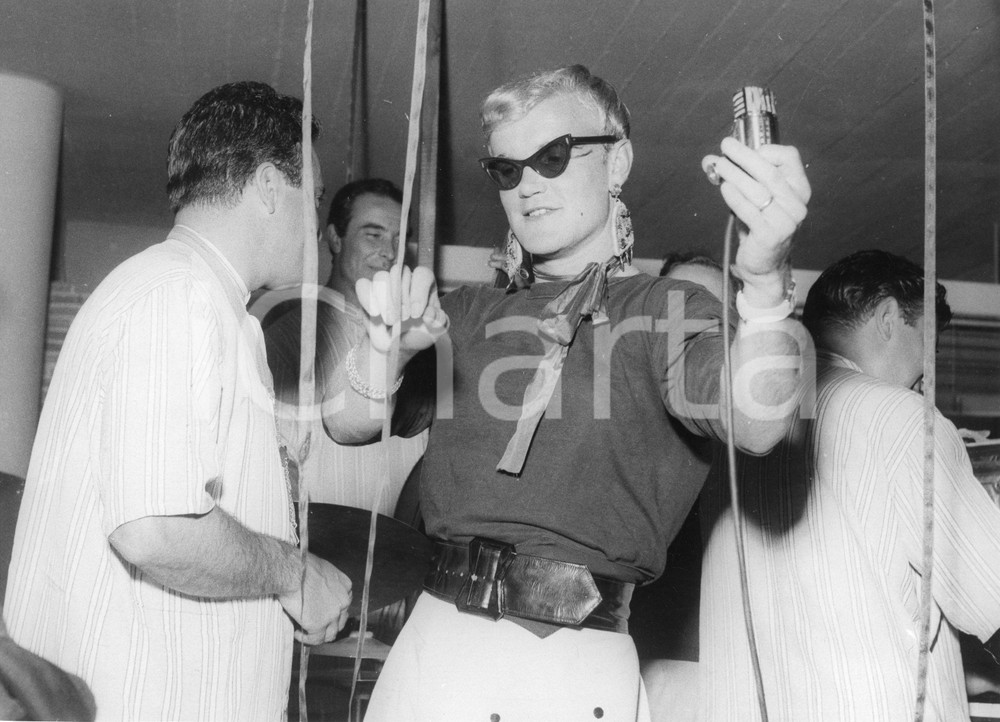 1953 SANTA MARGHERITA LIGURE "Barracuda" - Festa danzante "Tutti matti" (5) Foto 1953Fotografia vintage rara d'epoca.Timbro archivio Publifoto Genova al verso.FORMATO: 24x18 cm CONDIZIONI: FAIR (increspature marginali e difetti di stampa)ICHARTA mette in vendita le stampe vintage della collezione Publifoto Genova, per la maggior parte inedita o in tiratura di pochi esemplari. Si tratta di un'ottima opportunit&agrave; di investimento per i collezionisti di fotografie d'epoca.    originale e autentica 1