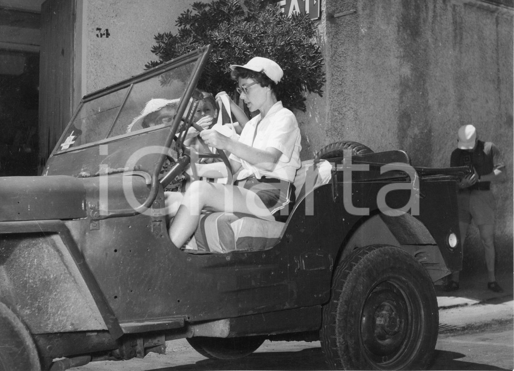 1952 SANTA MARGHERITA LIGURE Lilli PALMER in auto con il figlio Carey HARRISON Luglio 1952Fotografia originale d'epoca.Timbro archivio Publifoto Genova al verso.FORMATO: 24x18 cm CONDIZIONI: FAIR (lievi increspature marginali e minimi difetti di stampa)ICHARTA mette in vendita le stampe vintage della collezione Publifoto Genova, per la maggior parte inedita o in tiratura di pochi esemplari. Si tratta di un'ottima opportunit&agrave; di investimento per i collezionisti di fotografie d'epoca.    originale e autentica 1