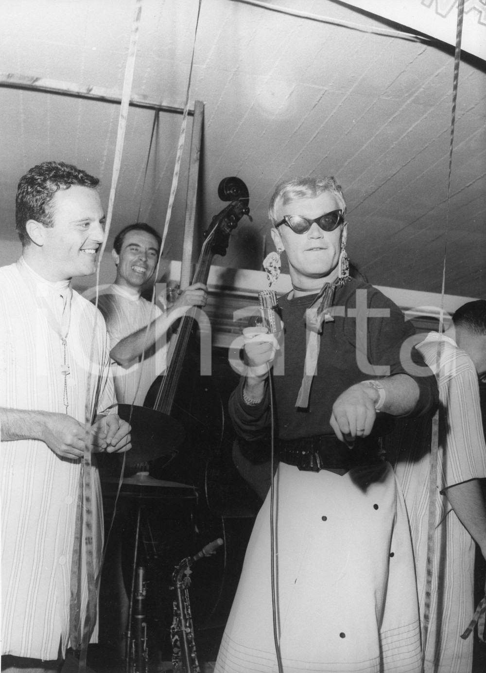 1953 SANTA MARGHERITA LIGURE "Barracuda" - Festa danzante "Tutti matti" (4) Foto 1953Fotografia vintage rara d'epoca.Timbro archivio Publifoto Genova al verso.FORMATO: 18x24 cm CONDIZIONI: FAIR (increspature marginali e difetti di stampa)ICHARTA mette in vendita le stampe vintage della collezione Publifoto Genova, per la maggior parte inedita o in tiratura di pochi esemplari. Si tratta di un'ottima opportunit&agrave; di investimento per i collezionisti di fotografie d'epoca.    originale e autentica 1