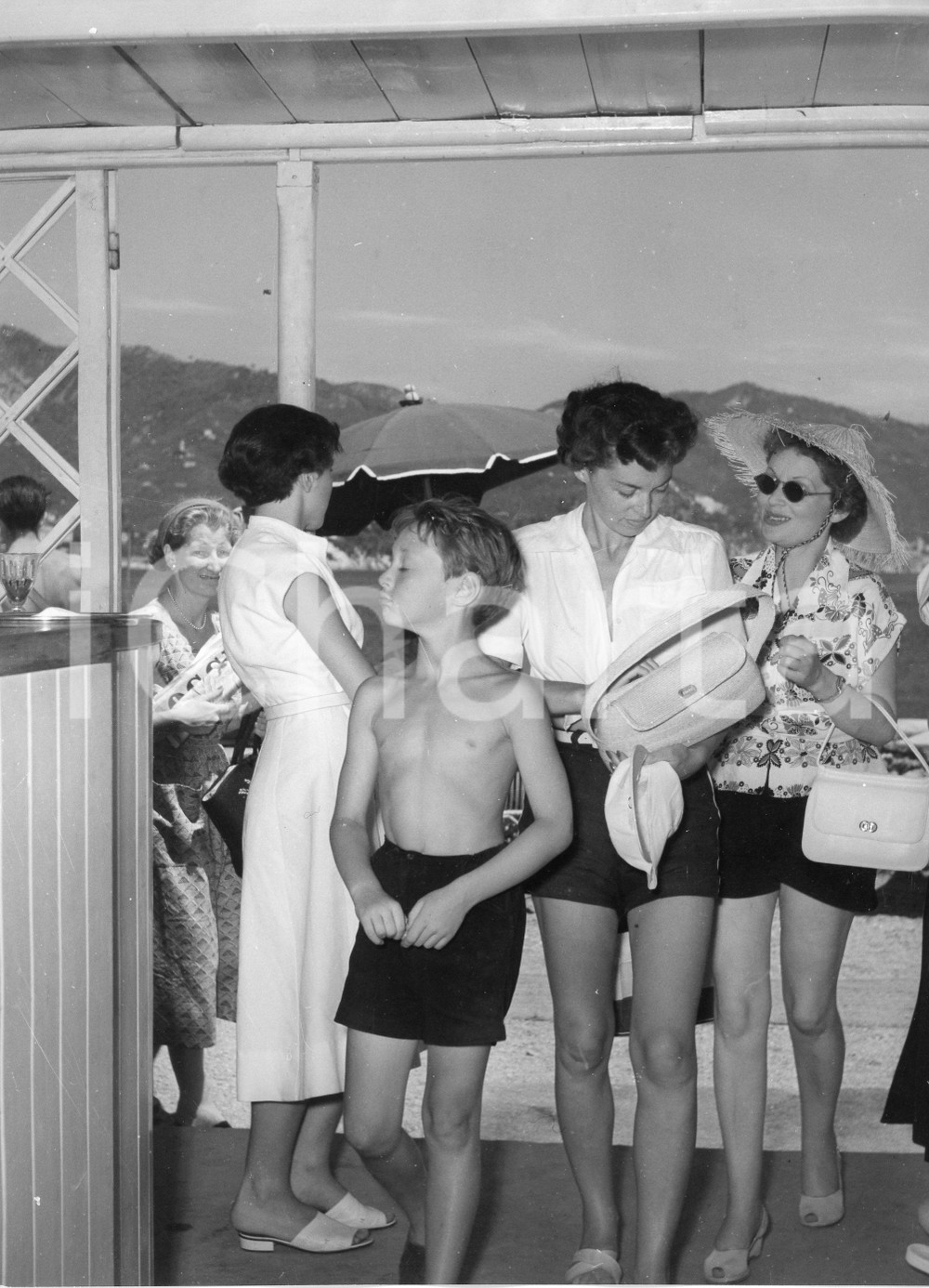 1952 PORTOFINO Attrice Lilli PALMER con la sorella e il figlio Carey HARRISON Luglio 1952Fotografia originale d'epoca.Timbro archivio Publifoto Genova al verso.FORMATO: 24x18 cm CONDIZIONI: FAIR (lievi increspature marginali e minimi difetti di stampa)ICHARTA mette in vendita le stampe vintage della collezione Publifoto Genova, per la maggior parte inedita o in tiratura di pochi esemplari. Si tratta di un'ottima opportunit&agrave; di investimento per i collezionisti di fotografie d'epoca.    originale e autentica 1