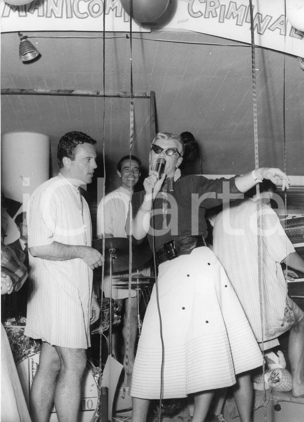 1953 SANTA MARGHERITA LIGURE "Barracuda" - Festa danzante "Tutti matti" (2) Foto 1953Fotografia vintage rara d'epoca.Timbro archivio Publifoto Genova al verso.FORMATO: 18x24 cm CONDIZIONI: FAIR (increspature al margine superiore e minimi difetti di stampa)ICHARTA mette in vendita le stampe vintage della collezione Publifoto Genova, per la maggior parte inedita o in tiratura di pochi esemplari. Si tratta di un'ottima opportunit&agrave; di investimento per i collezionisti di fotografie d'epoca.    originale e autentica 1