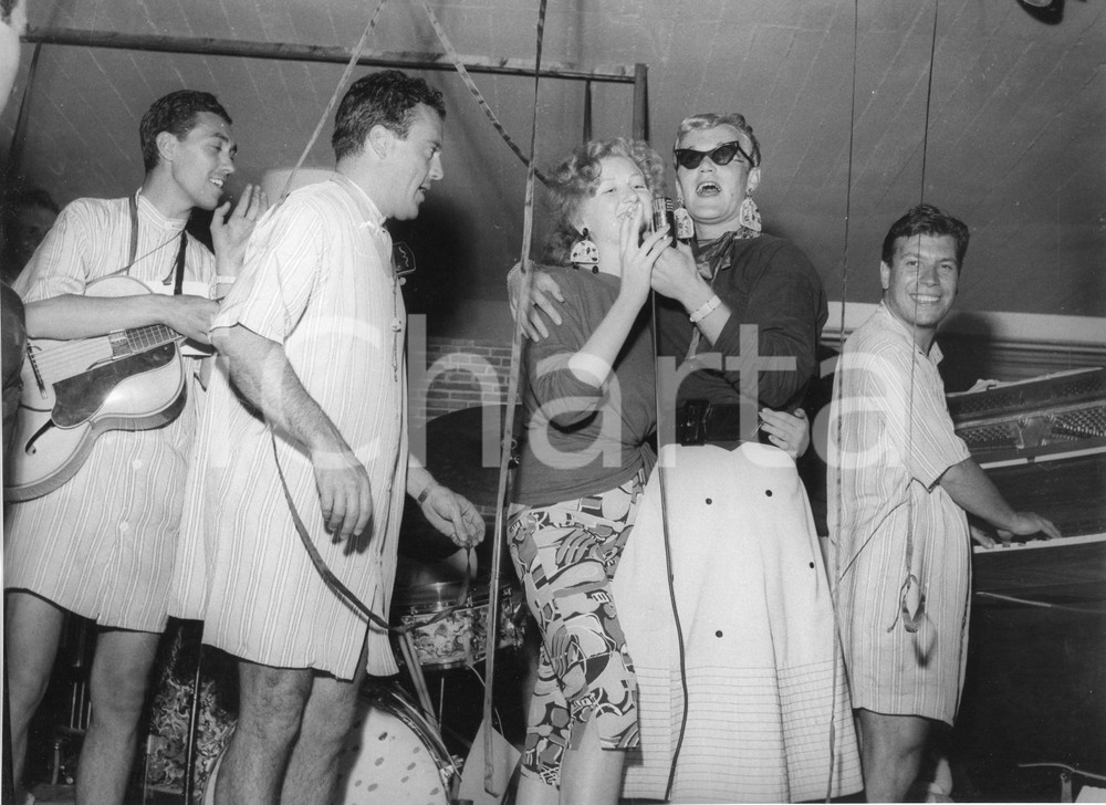 1953 SANTA MARGHERITA LIGURE "Barracuda" - Festa danzante "Tutti matti" (3) Foto 1953Fotografia vintage rara d'epoca.Timbro archivio Publifoto Genova al verso.FORMATO: 24x18 cm CONDIZIONI: FAIR (increspature al margine sinistro e minimi difetti di stampa)ICHARTA mette in vendita le stampe vintage della collezione Publifoto Genova, per la maggior parte inedita o in tiratura di pochi esemplari. Si tratta di un'ottima opportunit&agrave; di investimento per i collezionisti di fotografie d'epoca.    originale e autentica 1