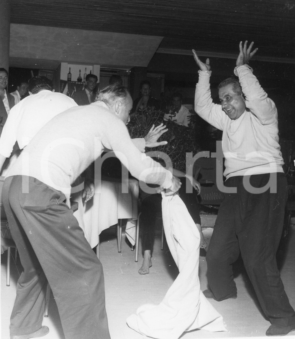 1952 SANTA MARGHERITA LIGURE Serata al "Barracuda" (4) Foto 18x21 cm 1952Fotografia vintage rara d'epoca.Timbro archivio Publifoto Genova al verso.FORMATO: 18x21 cm CONDIZIONI: G (minimi difetti di stampa)ICHARTA mette in vendita le stampe vintage della collezione Publifoto Genova, per la maggior parte inedita o in tiratura di pochi esemplari. Si tratta di un'ottima opportunit&agrave; di investimento per i collezionisti di fotografie d'epoca.    originale e autentica 1