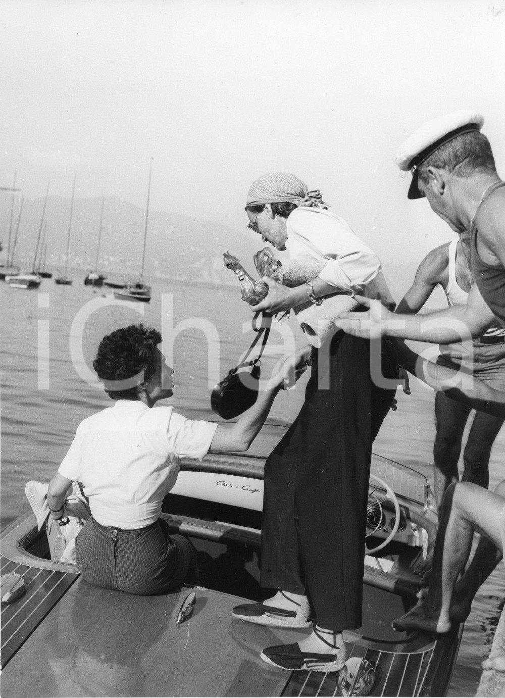 1953 SANTA MARGHERITA LIGURE Attrice Greta GARBO in vacanza - Foto 18x24 cm 1953Fotografia vintage rara d'epoca.Timbro archivio Publifoto Genova al verso.FORMATO: 18x24 cm CONDIZIONI: FAIR (lievi increspature e minimi difetti di stampa)ICHARTA mette in vendita le stampe vintage della collezione Publifoto Genova, per la maggior parte inedita o in tiratura di pochi esemplari. Si tratta di un'ottima opportunit&agrave; di investimento per i collezionisti di fotografie d'epoca.    originale e autentica 1