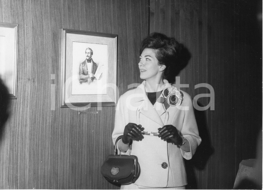 1963 GENOVA Soprano Anna MOFFO in partenza sulla nave "Donizetti" (1) Foto 24x18 1963Fotografia vintage rara d'epoca, scattata in occasione del viaggio inaugurale della nave.Timbro archivio Publifoto Genova al verso.FORMATO: 24x18 cm CONDIZIONI: FAIR (lievi ondulature e minimi difetti di stampa)ICHARTA mette in vendita le stampe vintage della collezione Publifoto Genova, per la maggior parte inedita o in tiratura di pochi esemplari. Si tratta di un'ottima opportunit&agrave; di investimento per i collezionisti di fotografie d'epoca.     originale e autentica 1