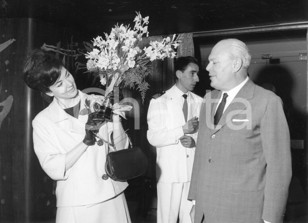 1963 GENOVA Soprano Anna MOFFO madrina della nave "Donizetti" Foto 24x18 1963Fotografia vintage rara d'epoca, scattata in occasione del viaggio inaugurale della nave.Timbro archivio Publifoto Genova al verso.FORMATO: 24x18 cm CONDIZIONI: FAIR (lievi ondulature e minimi difetti di stampa)ICHARTA mette in vendita le stampe vintage della collezione Publifoto Genova, per la maggior parte inedita o in tiratura di pochi esemplari. Si tratta di un'ottima opportunit&agrave; di investimento per i collezionisti di fotografie d'epoca.    originale e autentica 1