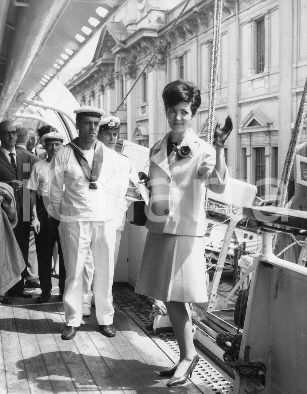 1963 GENOVA Soprano Anna MOFFO in partenza sulla nave "Donizetti" (2) Foto 18x24 1963Fotografia vintage rara d'epoca, scattata in occasione del viaggio inaugurale della nave.Timbro archivio Publifoto Genova al verso.FORMATO: 18x24 cm CONDIZIONI: G (minimi difetti di stampa)ICHARTA mette in vendita le stampe vintage della collezione Publifoto Genova, per la maggior parte inedita o in tiratura di pochi esemplari. Si tratta di un'ottima opportunit&agrave; di investimento per i collezionisti di fotografie d'epoca.    originale e autentica 1