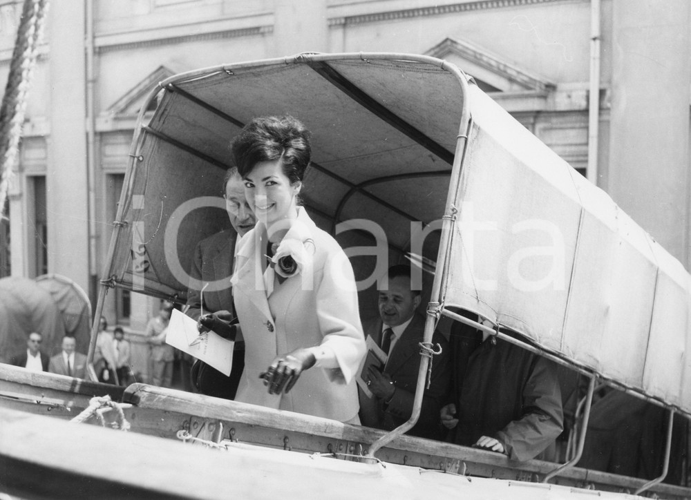 1963 GENOVA Arrivo soprano Anna MOFFO sulla nave "Donizetti" - Foto 24x18 cm 1963Fotografia vintage rara d'epoca, scattata in occasione del viaggio inaugurale della nave.Timbro archivio Publifoto Genova al verso.FORMATO: 24x18 cm CONDIZIONI: FAIR (lievi increspature marginali e minimi difetti di stampa)ICHARTA mette in vendita le stampe vintage della collezione Publifoto Genova, per la maggior parte inedita o in tiratura di pochi esemplari. Si tratta di un'ottima opportunit&agrave; di investimento per i collezionisti di fotografie d'epoca.    originale e autentica 1