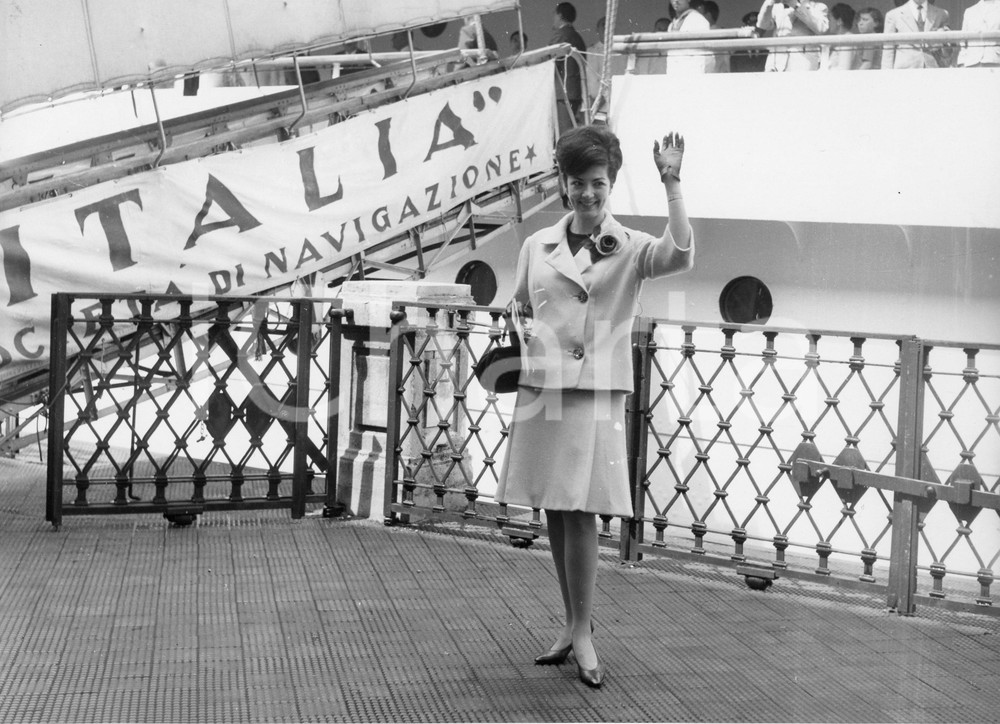 1963 GENOVA Soprano Anna MOFFO madrina della nave "Donizetti" - Foto 24x18 cm 1963Fotografia vintage rara d'epoca, scattata in occasione del viaggio inaugurale della nave.Timbro archivio Publifoto Genova al verso.FORMATO: 24x18 cm CONDIZIONI: G (minimi difetti di stampa)ICHARTA mette in vendita le stampe vintage della collezione Publifoto Genova, per la maggior parte inedita o in tiratura di pochi esemplari. Si tratta di un'ottima opportunit&agrave; di investimento per i collezionisti di fotografie d'epoca.    originale e autentica 1