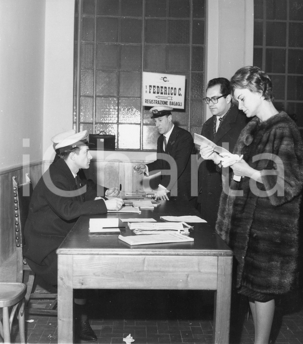 1962 GENOVA Attrice Alida VALLI in partenza per gli Stati Uniti (1) Foto 18x20 1962Fotografia vintage rara d'epoca.Timbro archivio Publifoto Genova al verso.FORMATO: 18x20 cm CONDIZIONI: G (minimi difetti di stampa)ICHARTA mette in vendita le stampe vintage della collezione Publifoto Genova, per la maggior parte inedita o in tiratura di pochi esemplari. Si tratta di un'ottima opportunit&agrave; di investimento per i collezionisti di fotografie d'epoca.    originale e autentica 1