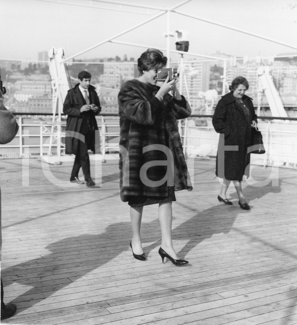 1962 GENOVA Alida VALLI sulla nave in partenza per gli USA (1) Foto 18x19 cm 1962Fotografia vintage rara d'epoca.Timbro archivio Publifoto Genova al verso.FORMATO: 18x19 cm CONDIZIONI: FAIR (increspatura al margine inferiore)ICHARTA mette in vendita le stampe vintage della collezione Publifoto Genova, per la maggior parte inedita o in tiratura di pochi esemplari. Si tratta di un'ottima opportunit&agrave; di investimento per i collezionisti di fotografie d'epoca.    originale e autentica 1