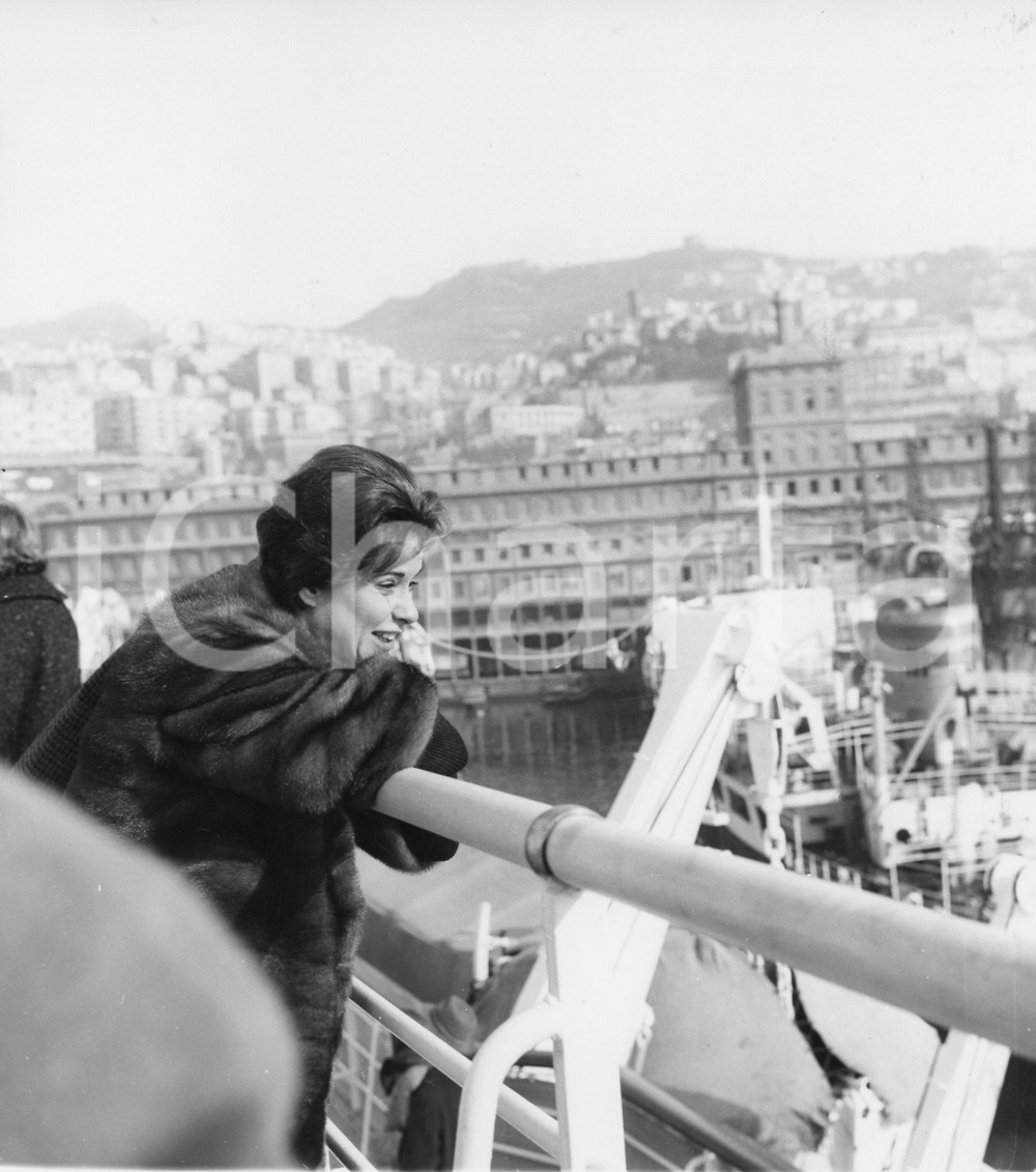 1962 GENOVA Alida VALLI sulla nave in partenza per gli USA (2) Foto 18x20 cm 1962Fotografia vintage rara d'epoca.Timbro archivio Publifoto Genova al verso.FORMATO: 18x20 cm CONDIZIONI: GICHARTA mette in vendita le stampe vintage della collezione Publifoto Genova, per la maggior parte inedita o in tiratura di pochi esemplari. Si tratta di un'ottima opportunit&agrave; di investimento per i collezionisti di fotografie d'epoca.    originale e autentica 1