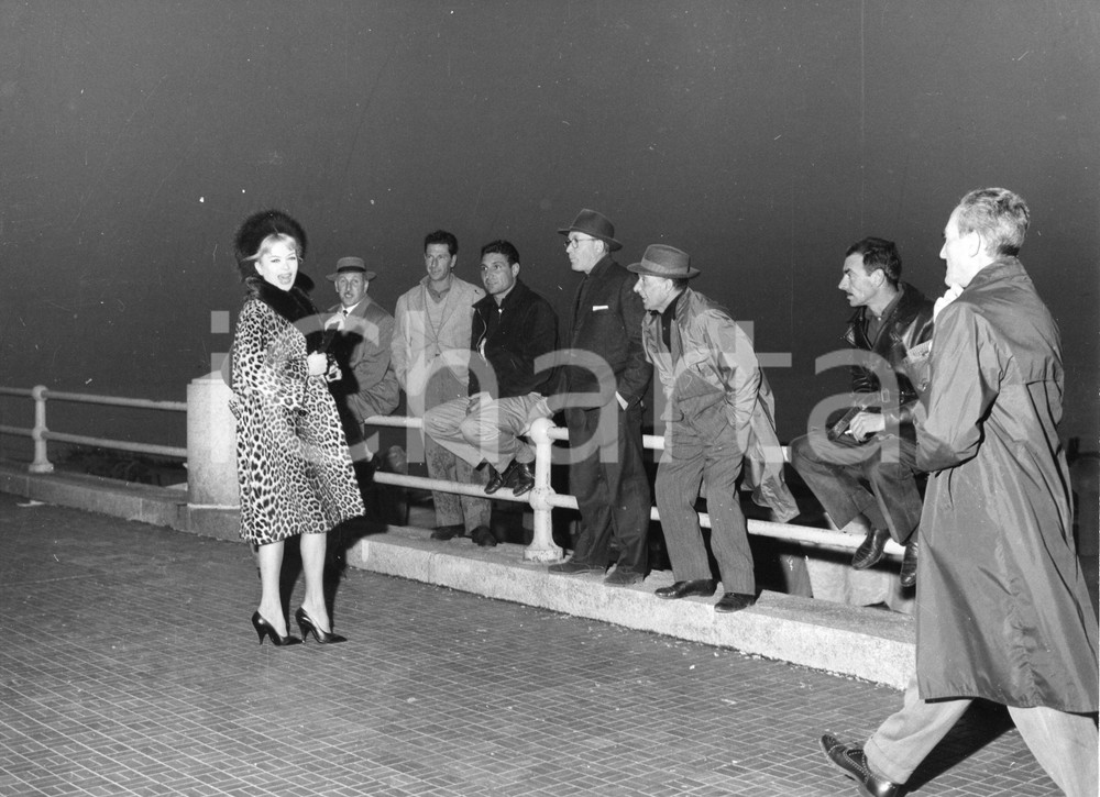 1961 GENOVA Attrice trans COCCINELLE Jacqueline DUFRESNOY sul lungomare (2) Foto 1961Fotografia vintage rara d'epoca, che ritrae la celebre attrice e ballerina Coccinelle, pseudonimo di Jacqueline-Charlotte Dufresnoy, nata Jacques Charles Dufresnoy.Timbro archivio Publifoto Genova al verso.FORMATO: 24x18 cm CONDIZIONI: GICHARTA mette in vendita le stampe vintage della collezione Publifoto Genova, per la maggior parte inedita o in tiratura di pochi esemplari. Si tratta di un'ottima opportunit&agrave; di investimento per i collezionisti di fotografie d'epoca.    originale e autentica 1