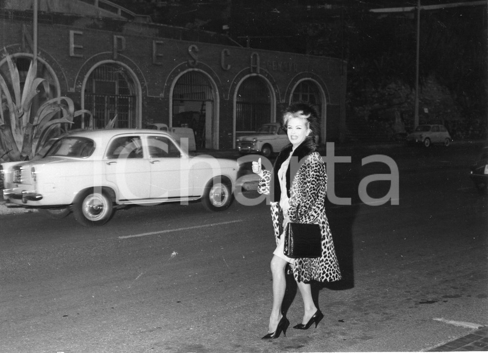 1961 GENOVA Attrice trans COCCINELLE Jacqueline DUFRESNOY in città  - Foto 24x18 1961Fotografia vintage rara d'epoca, che ritrae la celebre attrice e ballerina Coccinelle, pseudonimo di Jacqueline-Charlotte Dufresnoy, nata Jacques Charles Dufresnoy.Timbro archivio Publifoto Genova al verso.FORMATO: 24x18 cm CONDIZIONI: FAIR (increspature marginali e difetti di stampa)ICHARTA mette in vendita le stampe vintage della collezione Publifoto Genova, per la maggior parte inedita o in tiratura di pochi esemplari. Si tratta di un'ottima opportunit&agrave; di investimento per i collezionisti di fotografie d'epoca.    originale e autentica 1