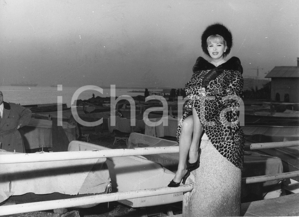1961 GENOVA Attrice trans COCCINELLE Jacqueline DUFRESNOY sul lungomare (3) Foto 1961Fotografia vintage rara d'epoca, che ritrae la celebre attrice e ballerina Coccinelle, pseudonimo di Jacqueline-Charlotte Dufresnoy, nata Jacques Charles Dufresnoy.Timbro archivio Publifoto Genova al verso.FORMATO: 24x18 cm CONDIZIONI: FAIR (difetti di stampa)ICHARTA mette in vendita le stampe vintage della collezione Publifoto Genova, per la maggior parte inedita o in tiratura di pochi esemplari. Si tratta di un'ottima opportunit&agrave; di investimento per i collezionisti di fotografie d'epoca.    originale e autentica 1