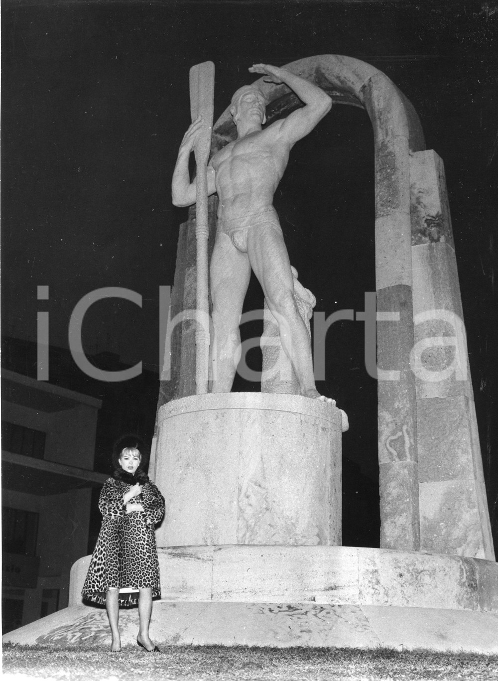 1961 GENOVA Attrice COCCINELLE Jacqueline DUFRESNOY con la statua del Navigatore 1961Fotografia vintage rara d'epoca, che ritrae la celebre attrice e ballerina Coccinelle (pseudonimo di Jacqueline-Charlotte Dufresnoy, nata Jacques Charles Dufresnoy).Timbro archivio Publifoto Genova al verso.FORMATO: 18x24 cm CONDIZIONI: FAIR (increspatura al margine inferiore)ICHARTA mette in vendita le stampe vintage della collezione Publifoto Genova, per la maggior parte inedita o in tiratura di pochi esemplari. Si tratta di un'ottima opportunit&agrave; di investimento per i collezionisti di fotografie d'epoca.    originale e autentica 1