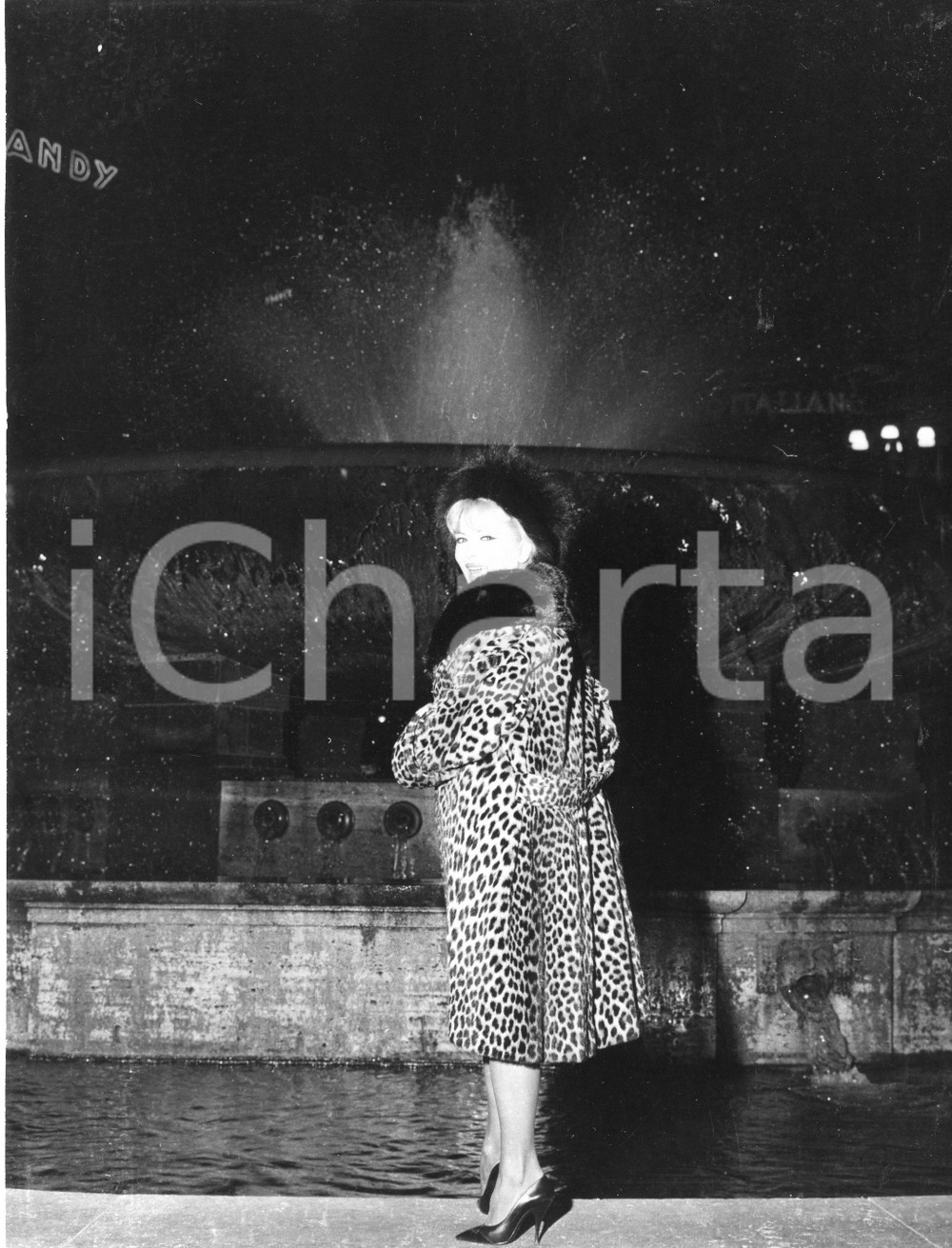 1961 GENOVA Piazza DE FERRARI Attrice trans COCCINELLE alla fontana (1) Foto 1961Fotografia vintage rara d'epoca, che ritrae la celebre attrice e ballerina Coccinelle (pseudonimo di Jacqueline-Charlotte Dufresnoy, nata Jacques Charles Dufresnoy).Timbro archivio Publifoto Genova al verso.FORMATO: 18x24 cm CONDIZIONI: FAIR (lieve increspatura al margine superiore e minimi difetti di stampa)ICHARTA mette in vendita le stampe vintage della collezione Publifoto Genova, per la maggior parte inedita o in tiratura di pochi esemplari. Si tratta di un'ottima opportunit&agrave; di investimento per i collezionisti di fotografie d'epoca.    originale e autentica 1