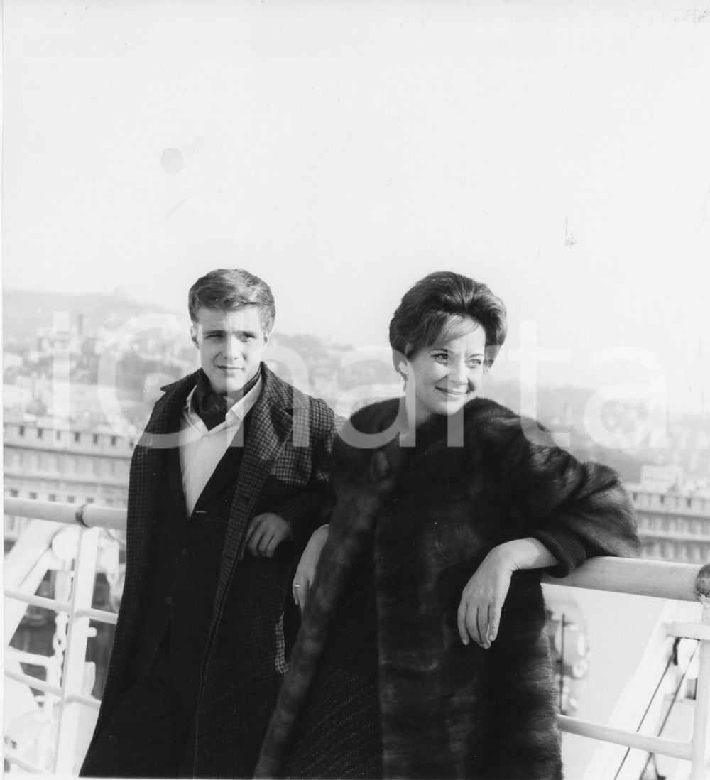 1962 GENOVA Alida VALLI sulla nave in partenza per gli USA (3) Foto 18x20 cm 1962Fotografia vintage rara d'epoca.Timbro archivio Publifoto Genova al verso.FORMATO: 18x20 cm CONDIZIONI: FAIR (macchia al lato superiore)ICHARTA mette in vendita le stampe vintage della collezione Publifoto Genova, per la maggior parte inedita o in tiratura di pochi esemplari. Si tratta di un'ottima opportunit&agrave; di investimento per i collezionisti di fotografie d'epoca.    originale e autentica 1