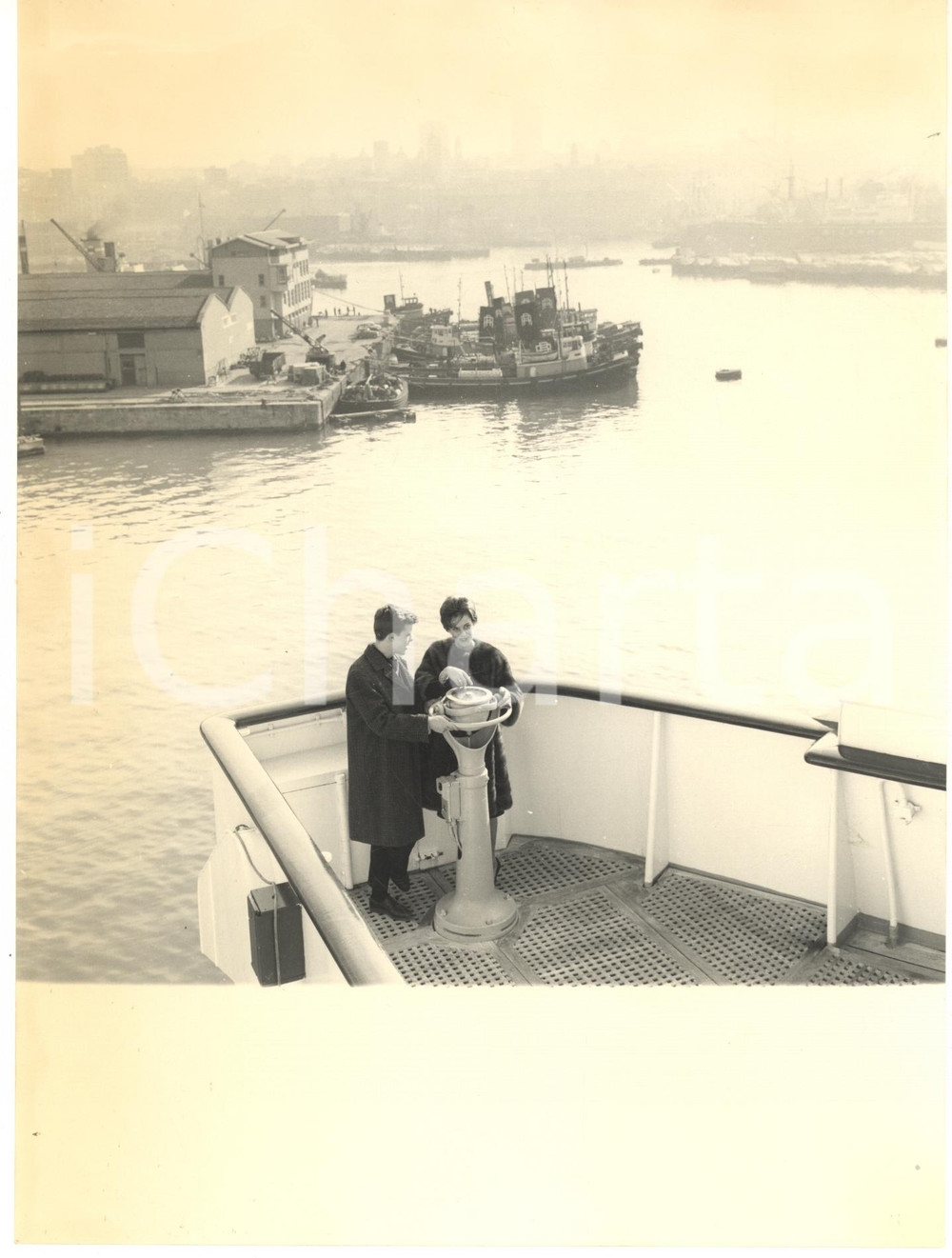 1962 GENOVA Alida VALLI sulla nave in partenza per gli USA (5) Foto 18x24 cm 1962Fotografia vintage rara d'epoca.Timbro archivio Publifoto Genova al verso.FORMATO: 18x24 cm CONDIZIONI: POOR (evidenti aloni marginali e minima piegatura angolare)ICHARTA mette in vendita le stampe vintage della collezione Publifoto Genova, per la maggior parte inedita o in tiratura di pochi esemplari. Si tratta di un'ottima opportunit&agrave; di investimento per i collezionisti di fotografie d'epoca.    originale e autentica 1