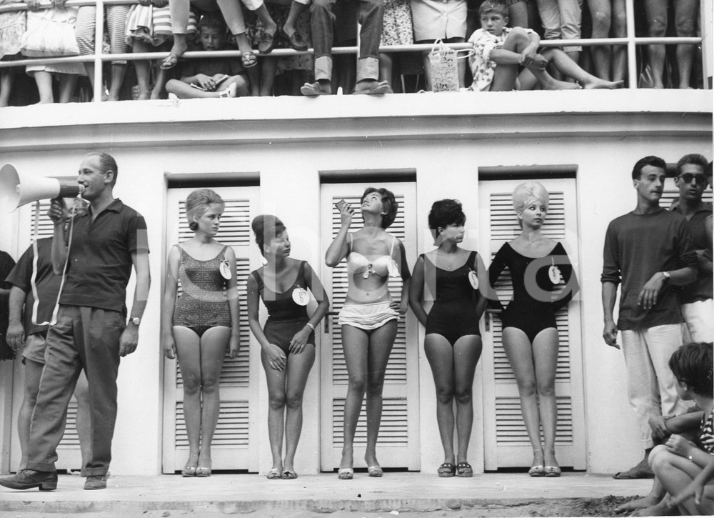 1961 ALASSIO Concorso di bellezza in un lido - Le miss (1) Foto 24x18 cm 1961Fotografia vintage rara d'epoca.Timbro archivio Publifoto Genova al verso.FORMATO: 24x18 cm CONDIZIONI: GICHARTA mette in vendita le stampe vintage della collezione Publifoto Genova, per la maggior parte inedita o in tiratura di pochi esemplari. Si tratta di un'ottima opportunit&agrave; di investimento per i collezionisti di fotografie d'epoca.    originale e autentica 1