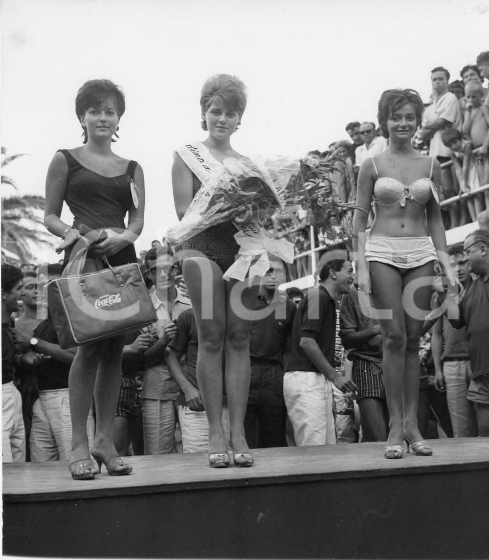 1961 ALASSIO Concorso di bellezza in un lido - Premiazione Miss - Foto 18x20 cm 1961Fotografia vintage rara d'epoca.Timbro archivio Publifoto Genova al verso.FORMATO: 18x20 cm CONDIZIONI: G (lieve alone al lato sinistro)ICHARTA mette in vendita le stampe vintage della collezione Publifoto Genova, per la maggior parte inedita o in tiratura di pochi esemplari. Si tratta di un'ottima opportunit&agrave; di investimento per i collezionisti di fotografie d'epoca.    originale e autentica 1