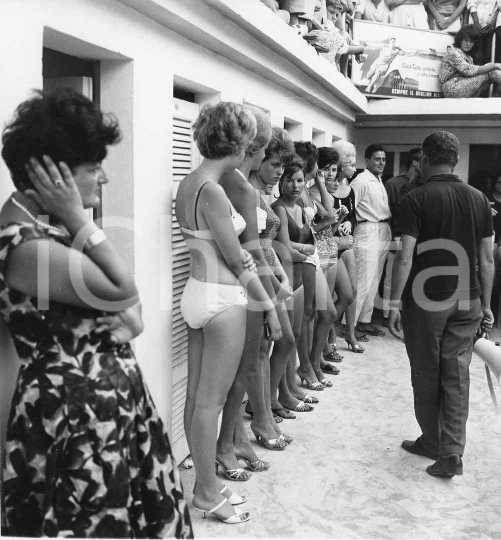 1961 ALASSIO Concorso di bellezza in un lido - Le miss (2) Foto 18x24 cm 1961Fotografia vintage rara d'epoca.Timbro archivio Publifoto Genova al verso.FORMATO: 18x24 cm CONDIZIONI: GICHARTA mette in vendita le stampe vintage della collezione Publifoto Genova, per la maggior parte inedita o in tiratura di pochi esemplari. Si tratta di un'ottima opportunit&agrave; di investimento per i collezionisti di fotografie d'epoca.    originale e autentica 1