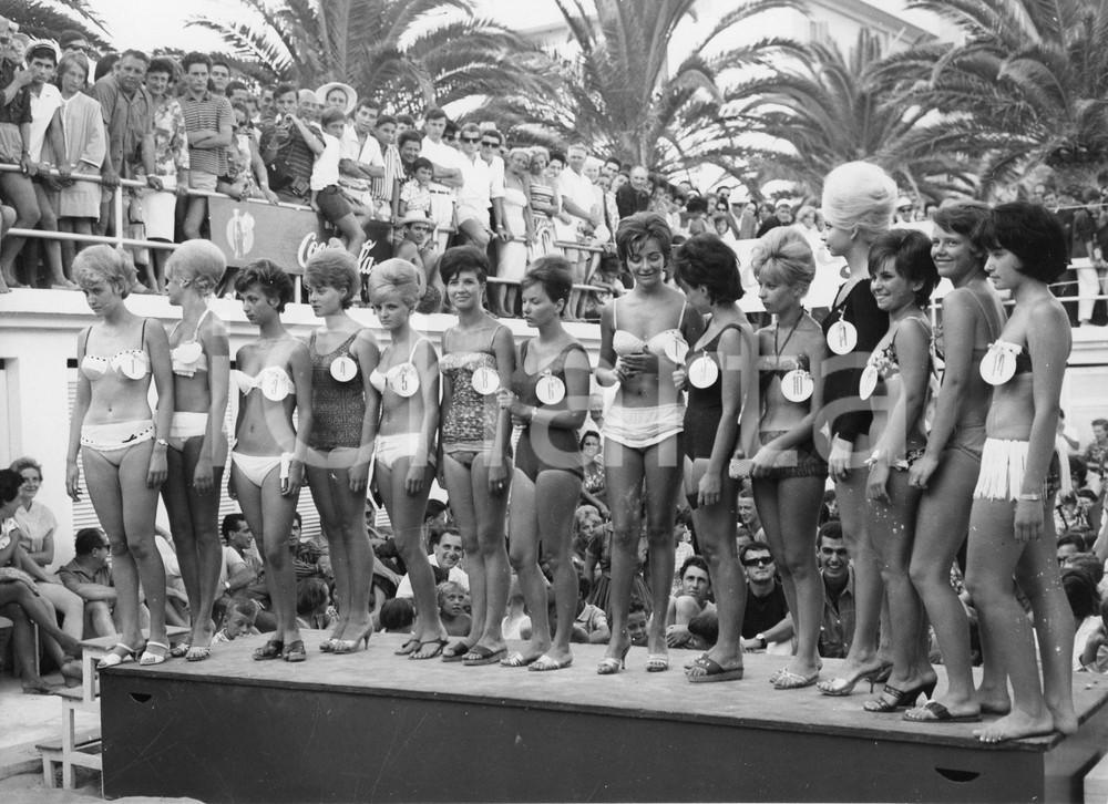 1961 ALASSIO Concorso di bellezza in un lido - Le miss (5) Foto 24x18 cm 1961Fotografia vintage rara d'epoca.Timbro archivio Publifoto Genova al verso.FORMATO: 24x18 cm CONDIZIONI: GICHARTA mette in vendita le stampe vintage della collezione Publifoto Genova, per la maggior parte inedita o in tiratura di pochi esemplari. Si tratta di un'ottima opportunit&agrave; di investimento per i collezionisti di fotografie d'epoca.    originale e autentica 1