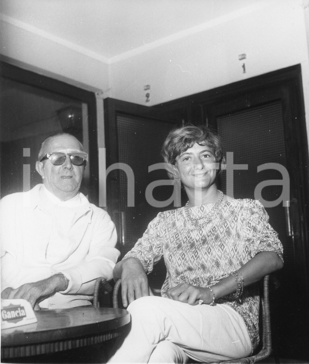 Fotografia d epoca originale 1961 PORTOFINO Salvator GOTTA e FranÃ§oise SAGAN in un bar  Foto 18x20 cm 1