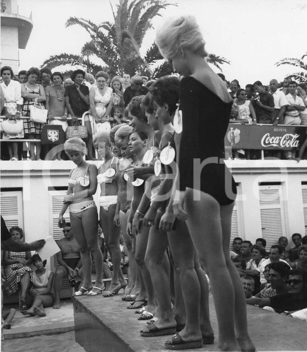 1961 ALASSIO Concorso di bellezza in un lido - Le miss (3) Foto 18x24 cm 1961Fotografia vintage rara d'epoca.Timbro archivio Publifoto Genova al verso.FORMATO: 18x20 cm CONDIZIONI: GICHARTA mette in vendita le stampe vintage della collezione Publifoto Genova, per la maggior parte inedita o in tiratura di pochi esemplari. Si tratta di un'ottima opportunit&agrave; di investimento per i collezionisti di fotografie d'epoca.    originale e autentica 1