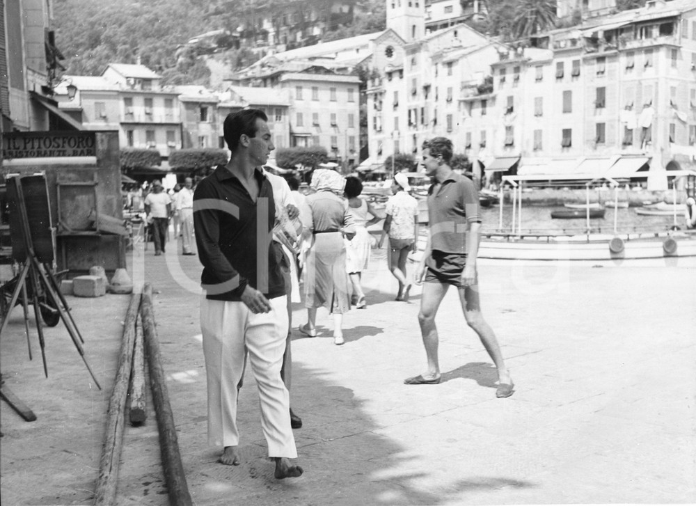 1959 PORTOFINO Principe Karim AGA KHAN IV a passeggio scalzo - Foto 24x18 cm 1959Fotografia vintage rara d'epoca.Timbro archivio Publifoto Genova al verso.FORMATO: 24x18 cm CONDIZIONI: G (minimi difetti di stampa)ICHARTA mette in vendita le stampe vintage della collezione Publifoto Genova, per la maggior parte inedita o in tiratura di pochi esemplari. Si tratta di un'ottima opportunit&agrave; di investimento per i collezionisti di fotografie d'epoca.    originale e autentica 1