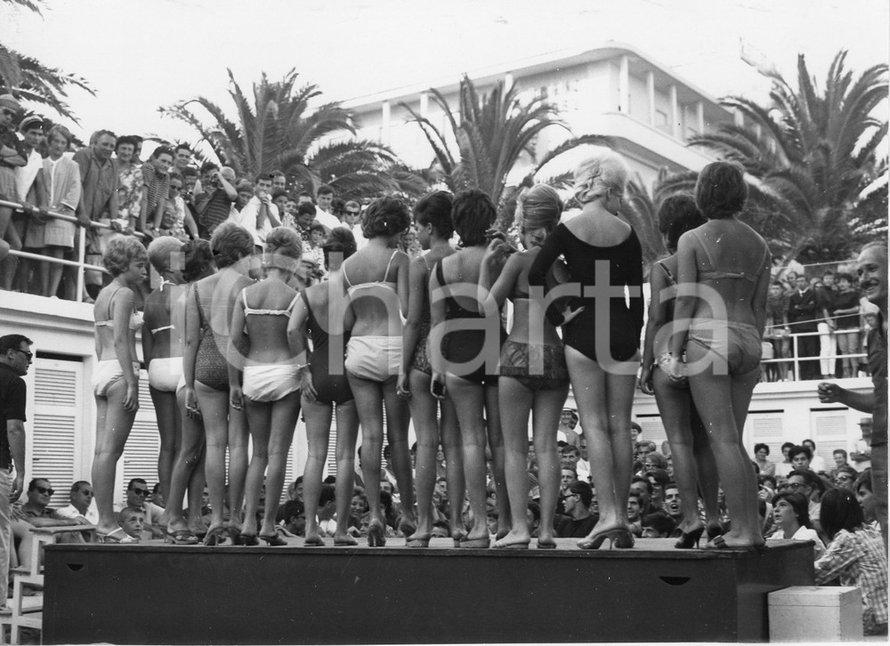 1961 ALASSIO Concorso di bellezza in un lido - Le miss (6) Foto 24x18 cm 1961Fotografia vintage rara d'epoca.Timbro archivio Publifoto Genova al verso.FORMATO: 24x18 cm CONDIZIONI: FAIR (increspature e difetti di stampa)ICHARTA mette in vendita le stampe vintage della collezione Publifoto Genova, per la maggior parte inedita o in tiratura di pochi esemplari. Si tratta di un'ottima opportunit&agrave; di investimento per i collezionisti di fotografie d'epoca.    originale e autentica 1