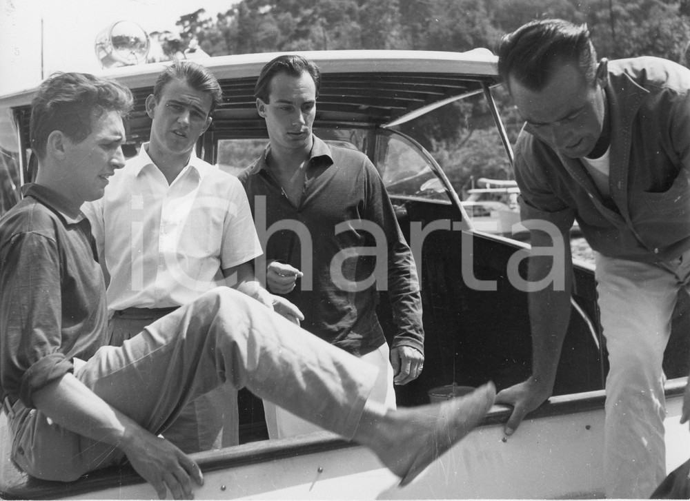 1959 PORTOFINO Principe Karim AGA KHAN IV in barca - Foto 24x18 cm 1959Fotografia vintage rara d'epoca.Timbro archivio Publifoto Genova al verso.FORMATO: 24x18 cm CONDIZIONI: FAIR (difetti di stampa)ICHARTA mette in vendita le stampe vintage della collezione Publifoto Genova, per la maggior parte inedita o in tiratura di pochi esemplari. Si tratta di un'ottima opportunit&agrave; di investimento per i collezionisti di fotografie d'epoca.    originale e autentica 1
