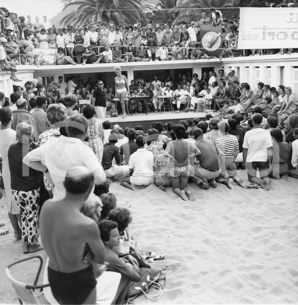 1961 ALASSIO Concorso di bellezza in un lido - Miss e giuria - Foto 18x18 cm 1961Fotografia vintage rara d'epoca.Timbro archivio Publifoto Genova al verso.FORMATO: 18x18 cm CONDIZIONI: GICHARTA mette in vendita le stampe vintage della collezione Publifoto Genova, per la maggior parte inedita o in tiratura di pochi esemplari. Si tratta di un'ottima opportunit&agrave; di investimento per i collezionisti di fotografie d'epoca.    originale e autentica 1