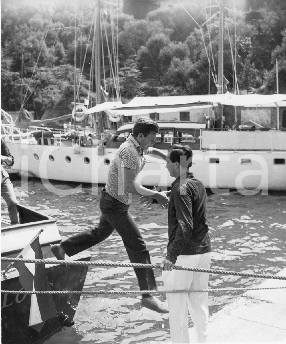 1959 PORTOFINO Principe Karim AGA KHAN IV aiuta un ospite - Foto 18x21 cm 1959Fotografia vintage rara d'epoca.Timbro archivio Publifoto Genova al verso.FORMATO: 18x21 cm CONDIZIONI: FAIR (lievi ondulature e minimi difetti di stampa)ICHARTA mette in vendita le stampe vintage della collezione Publifoto Genova, per la maggior parte inedita o in tiratura di pochi esemplari. Si tratta di un'ottima opportunit&agrave; di investimento per i collezionisti di fotografie d'epoca.    originale e autentica 1