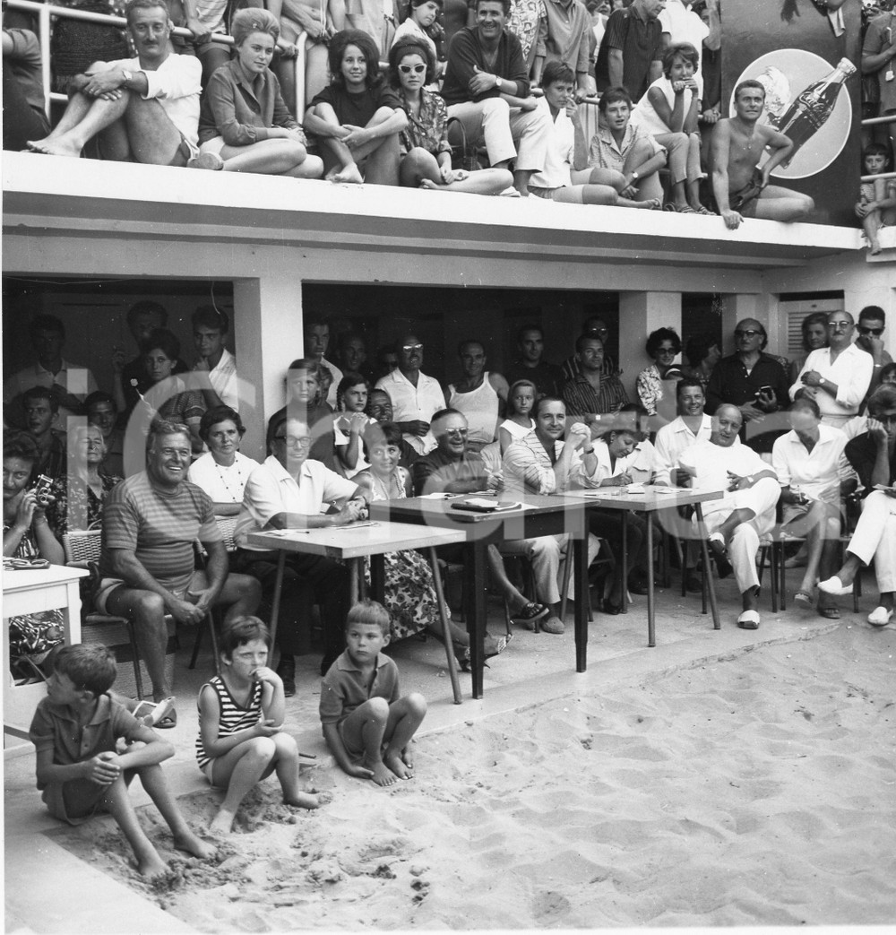 1961 ALASSIO Concorso di bellezza in un lido - Giuria e pubblico - Foto 18x18 cm 1961Fotografia vintage rara d'epoca.Timbro archivio Publifoto Genova al verso.FORMATO: 18x18 cm CONDIZIONI: GICHARTA mette in vendita le stampe vintage della collezione Publifoto Genova, per la maggior parte inedita o in tiratura di pochi esemplari. Si tratta di un'ottima opportunit&agrave; di investimento per i collezionisti di fotografie d'epoca.    originale e autentica 1