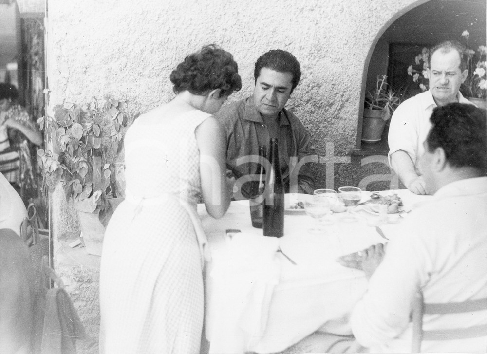 1959 PORTOFINO Il tenore Giuseppe DI STEFANO a pranzo - Foto vintage 24x18 cm 1959Fotografia vintage rara d'epoca.Timbro archivio Publifoto Genova al verso.FORMATO: 24x18 cm CONDIZIONI: G (ma difetti di stampa)ICHARTA mette in vendita le stampe vintage della collezione Publifoto Genova, per la maggior parte inedita o in tiratura di pochi esemplari. Si tratta di un'ottima opportunit&agrave; di investimento per i collezionisti di fotografie d'epoca.    originale e autentica 1