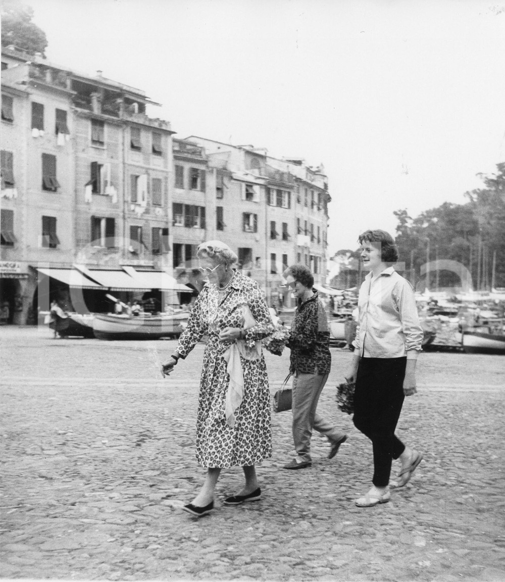 1959 PORTOFINO Clementine CHURCHILL in vacanza con le figlie - Foto 18x20 cm 1959Fotografia vintage rara d'epoca.Timbro archivio Publifoto Genova al verso.FORMATO: 18x20 cm CONDIZIONI: FAIR (increspatura al margine superiore)ICHARTA mette in vendita le stampe vintage della collezione Publifoto Genova, per la maggior parte inedita o in tiratura di pochi esemplari. Si tratta di un'ottima opportunit&agrave; di investimento per i collezionisti di fotografie d'epoca.    originale e autentica 1