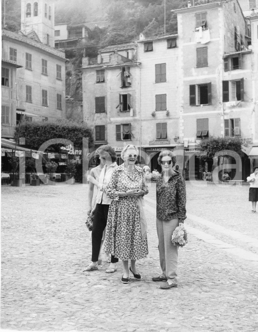 1959 PORTOFINO Clementine CHURCHILL in vacanza con le figlie - Foto 18x22 cm 1959Fotografia vintage rara d'epoca.Timbro archivio Publifoto Genova al verso.FORMATO: 18x22 cm CONDIZIONI: FAIR (increspatura al margine superiore e minimi difetti di stampa)ICHARTA mette in vendita le stampe vintage della collezione Publifoto Genova, per la maggior parte inedita o in tiratura di pochi esemplari. Si tratta di un'ottima opportunit&agrave; di investimento per i collezionisti di fotografie d'epoca.    originale e autentica 1