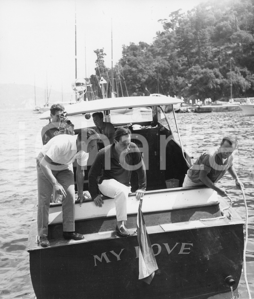 1959 PORTOFINO Principe Karim AGA KHAN IV su barca "My Love" - Foto 18x21 cm 1959Fotografia vintage rara d'epoca.Timbro archivio Publifoto Genova al verso.FORMATO: 18x21 cm CONDIZIONI: FAIR (lievi ondulature e minimi difetti di stampa)ICHARTA mette in vendita le stampe vintage della collezione Publifoto Genova, per la maggior parte inedita o in tiratura di pochi esemplari. Si tratta di un'ottima opportunit&agrave; di investimento per i collezionisti di fotografie d'epoca.    originale e autentica 1