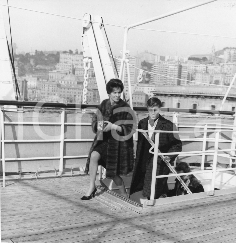 1962 GENOVA Alida VALLI sul ponte della nave in partenza per gli USA - Foto 1962Fotografia vintage rara d'epoca.Timbro archivio Publifoto Genova al verso.FORMATO: 18x20 cm CONDIZIONI: GICHARTA mette in vendita le stampe vintage della collezione Publifoto Genova, per la maggior parte inedita o in tiratura di pochi esemplari. Si tratta di un'ottima opportunit&agrave; di investimento per i collezionisti di fotografie d'epoca.    originale e autentica 1