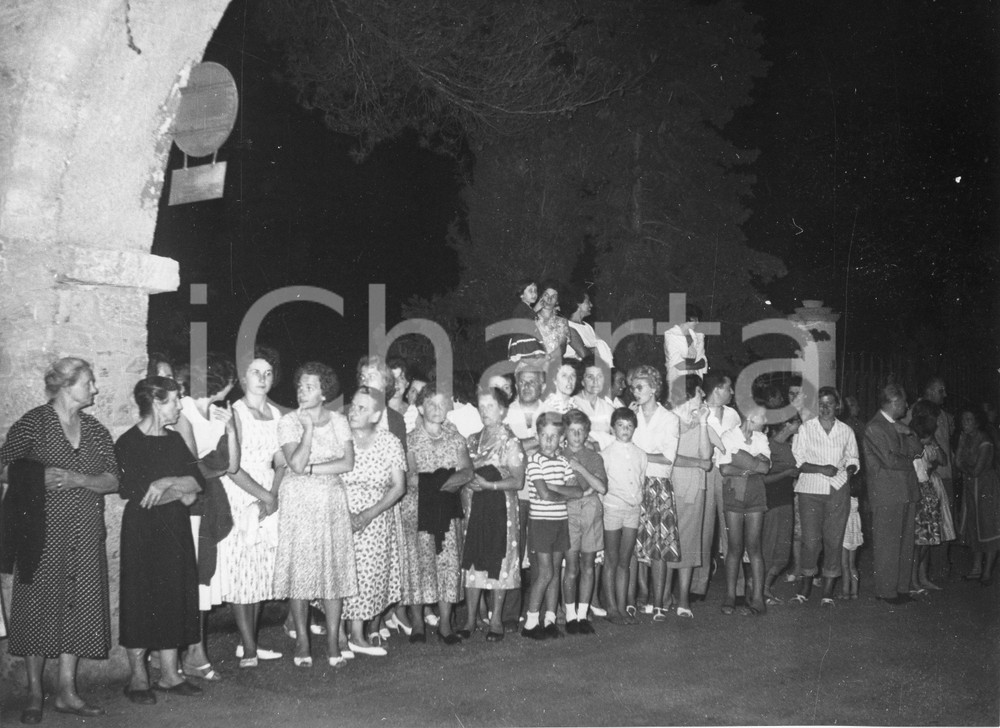1959 PORTOFINO 18° Compleanno principessa Victoria de BORBON - Invitati FOTO (1) 1959Fotografia vintage rara d'epoca, scattata in occasione del 18&deg; compleanno di Victoria Marone Cinzano de Borb&oacute;n.Timbro archivio Publifoto Genova al verso.FORMATO: 24x18 cm CONDIZIONI: FAIR (difetti di stampa)ICHARTA mette in vendita le stampe vintage della collezione Publifoto Genova, per la maggior parte inedita o in tiratura di pochi esemplari. Si tratta di un'ottima opportunit&agrave; di investimento per i collezionisti di fotografie d'epoca.    originale e autentica 1