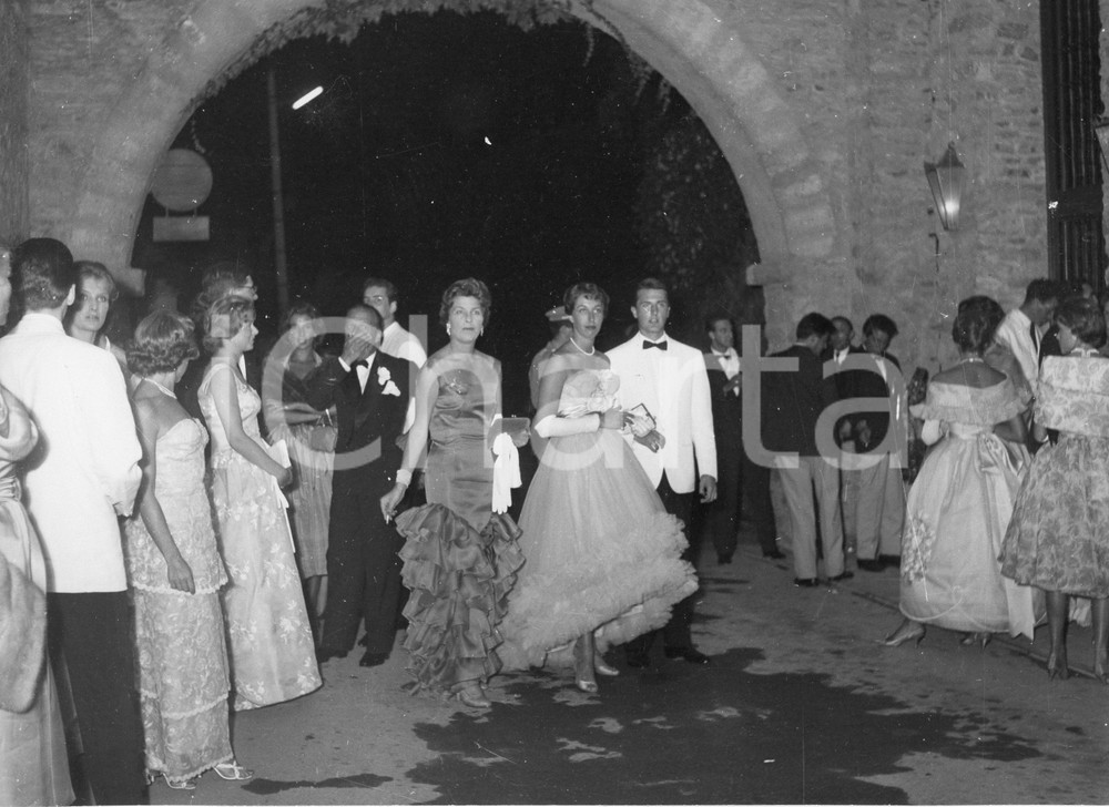 1959 PORTOFINO 18° Compleanno principessa Victoria de BORBON - Invitati FOTO (2) 1959Fotografia vintage rara d'epoca, scattata in occasione del 18&deg; compleanno di Victoria Marone Cinzano de Borb&oacute;n.Timbro archivio Publifoto Genova al verso.FORMATO: 24x18 cm CONDIZIONI: FAIR (difetti di stampa)ICHARTA mette in vendita le stampe vintage della collezione Publifoto Genova, per la maggior parte inedita o in tiratura di pochi esemplari. Si tratta di un'ottima opportunit&agrave; di investimento per i collezionisti di fotografie d'epoca.    originale e autentica 1