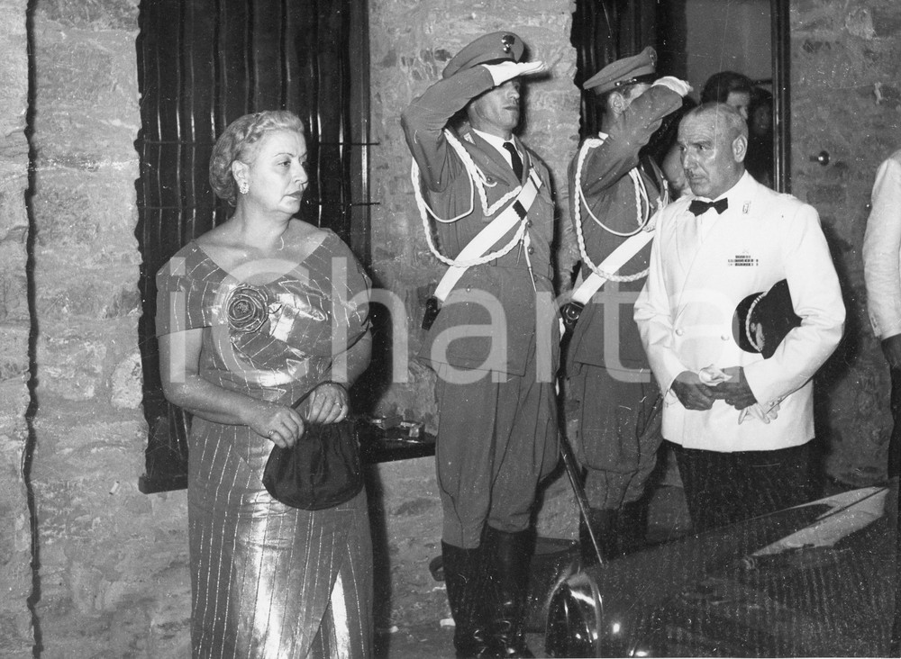 1959 PORTOFINO 18° Compleanno principessa Victoria de BORBON - Invitati FOTO (3) 1959Fotografia vintage rara d'epoca, scattata in occasione del 18&deg; compleanno di Victoria Marone Cinzano de Borb&oacute;n.Timbro archivio Publifoto Genova al verso.FORMATO: 24x18 cm CONDIZIONI: FAIR (difetti di stampa)ICHARTA mette in vendita le stampe vintage della collezione Publifoto Genova, per la maggior parte inedita o in tiratura di pochi esemplari. Si tratta di un'ottima opportunit&agrave; di investimento per i collezionisti di fotografie d'epoca.    originale e autentica 1