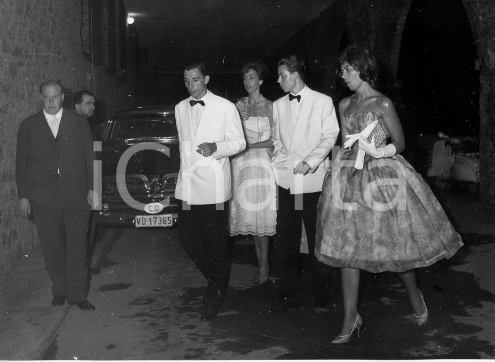 1959 PORTOFINO 18° Compleanno principessa Victoria de BORBON - Invitati FOTO (4) 1959Fotografia vintage rara d'epoca, scattata in occasione del 18&deg; compleanno di Victoria Marone Cinzano de Borb&oacute;n.Timbro archivio Publifoto Genova al verso.FORMATO: 24x18 cm CONDIZIONI: FAIR (lievi difetti di stampa)ICHARTA mette in vendita le stampe vintage della collezione Publifoto Genova, per la maggior parte inedita o in tiratura di pochi esemplari. Si tratta di un'ottima opportunit&agrave; di investimento per i collezionisti di fotografie d'epoca.    originale e autentica 1